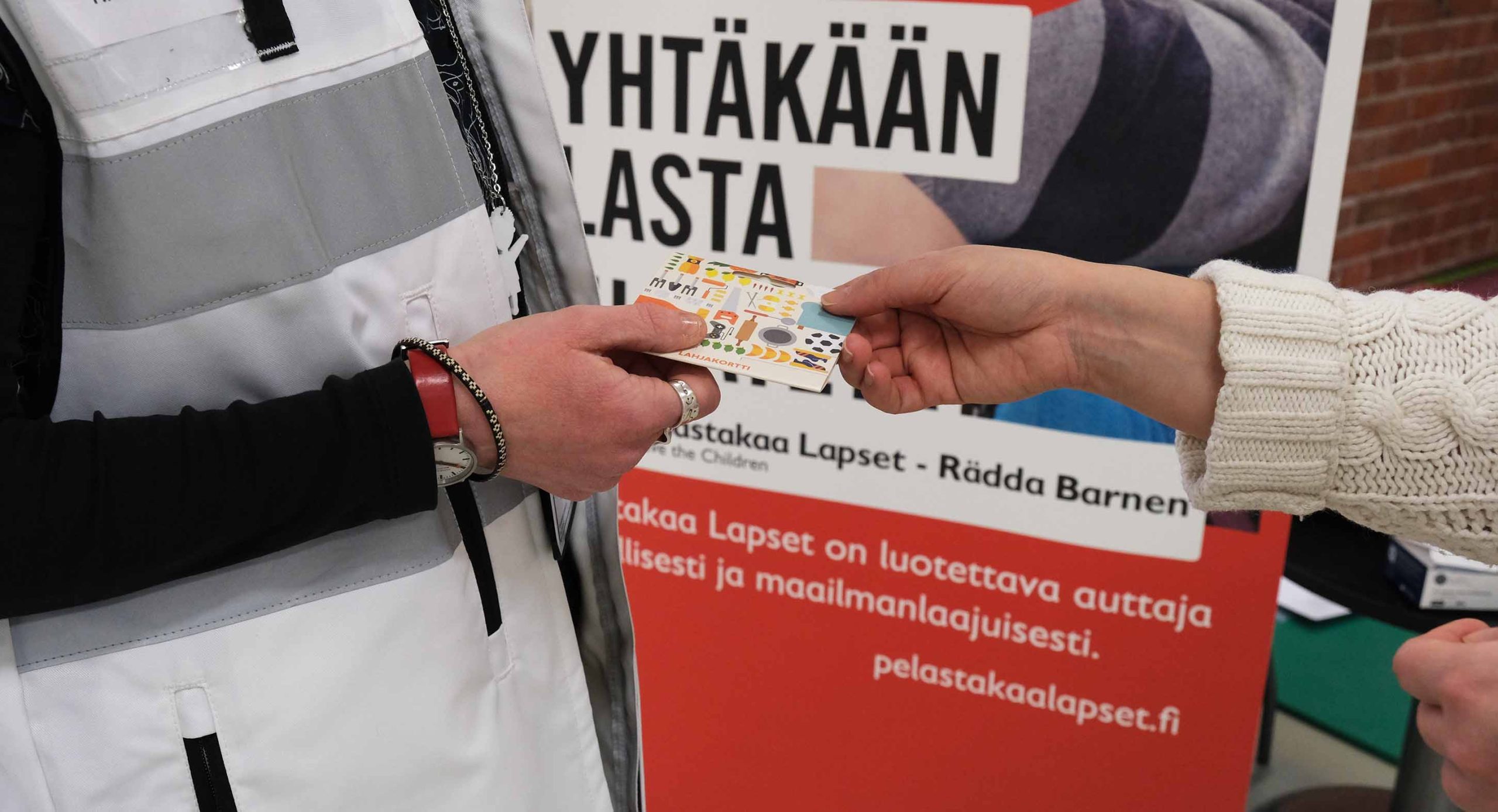 Pelastakaa Lapset jakaa ruokalahjakortteja Ukrainan sotaa paenneille lapsiperheille